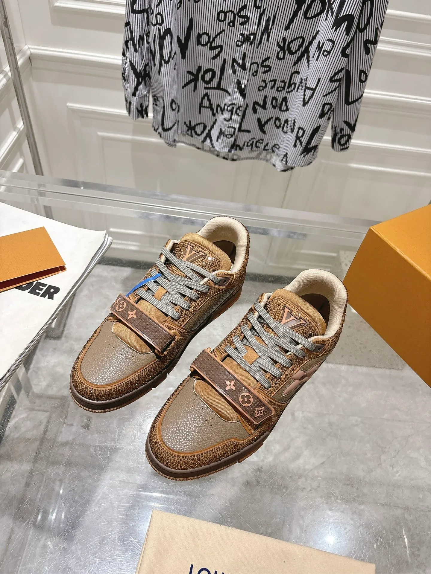 💕💕Factory direct selling price p840💕💕 Top version #couple style ⚠️ Comes with a full set of aviation box packaging ⚠️2️⃣0️⃣2️⃣5️⃣The hot LV full diamond 𝘁𝗿𝗮𝗶𝗻𝗲𝗿 series of the latest couple's sneakers, the quality has been upgraded again, the details are awesome It just doesn’t look too good! The model was sold out immediately within ten minutes of the official website going on sale. TPU outsole, mold fee is 2w+. The texture is comparable to the original version. The feet are made of polymeter micro-material and breathable British mesh. The details are the same as the original version. Please pay attention to distinguish the currency materials on the market. Size: Female 35-39, Male 39-45M